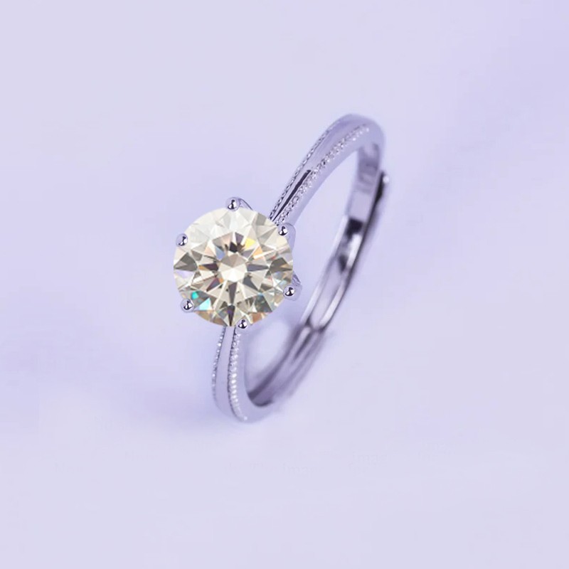 Anillo de compromiso en plata detalle de borde efecto perlado con moissanita