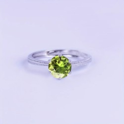 Anillo de compromiso en plata detalle de borde efecto perlado con peridoto