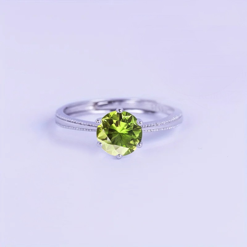 Anillo de compromiso en plata detalle de borde efecto perlado con peridoto