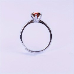 Anillo de compromiso en plata detalle de borde efecto perlado con granate