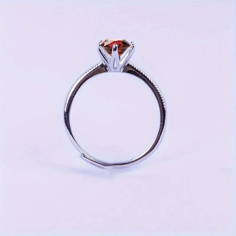 Anillo de compromiso en plata detalle de borde efecto perlado con granate