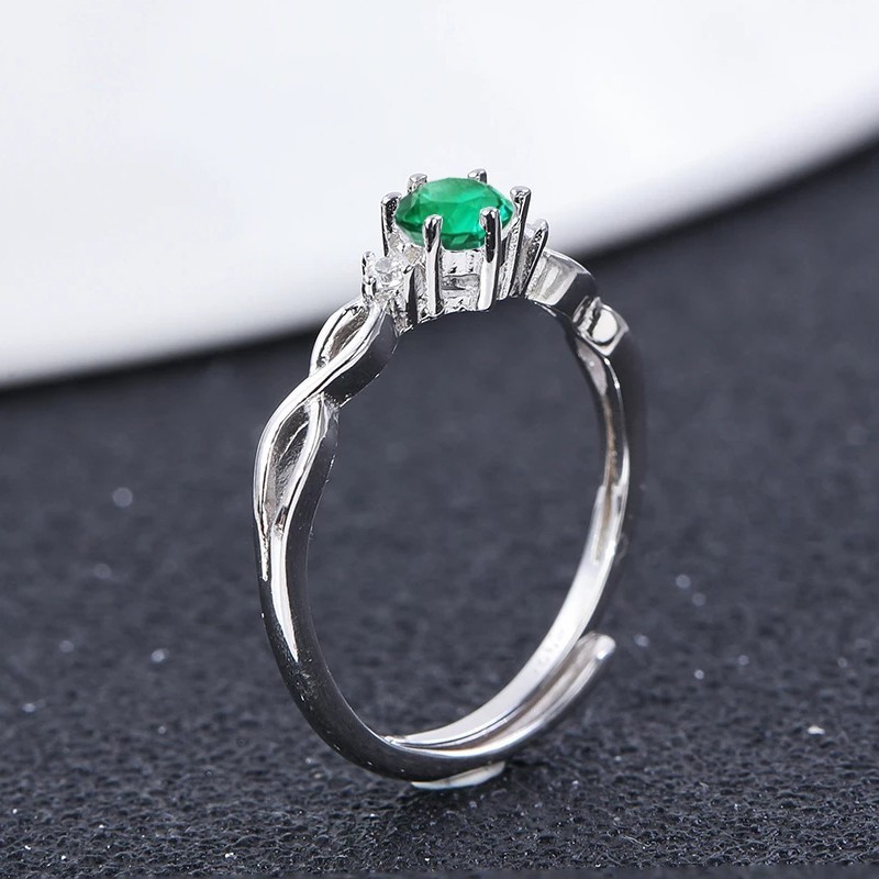 Anillo de compromiso en plata clásico infinito con esmeralda