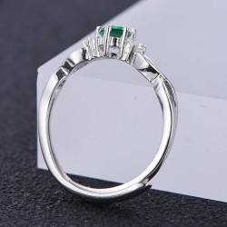 Anillo de compromiso en plata clásico infinito con esmeralda