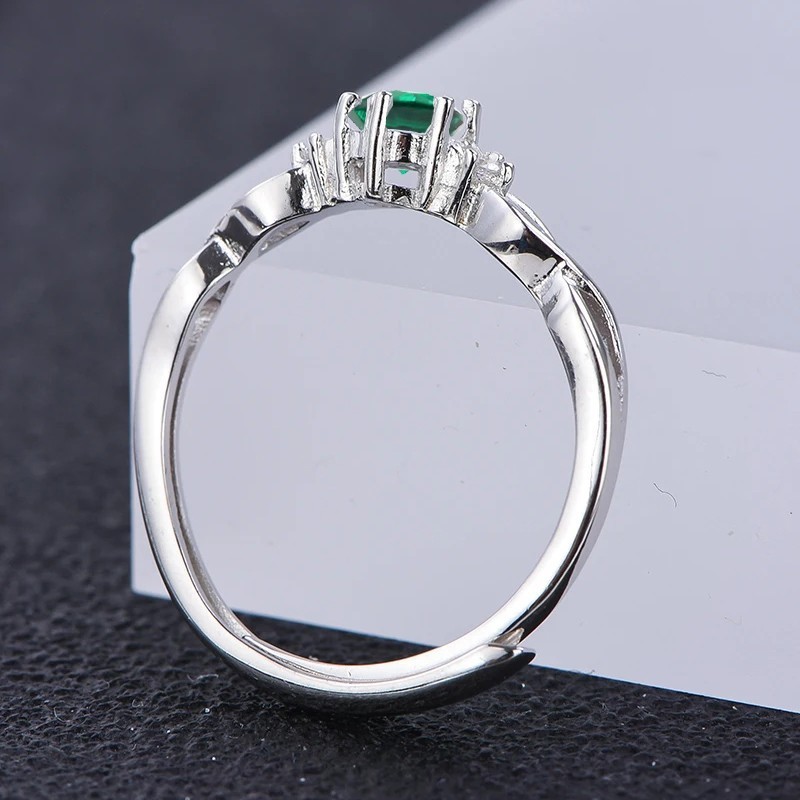 Anillo de compromiso en plata clásico infinito con esmeralda