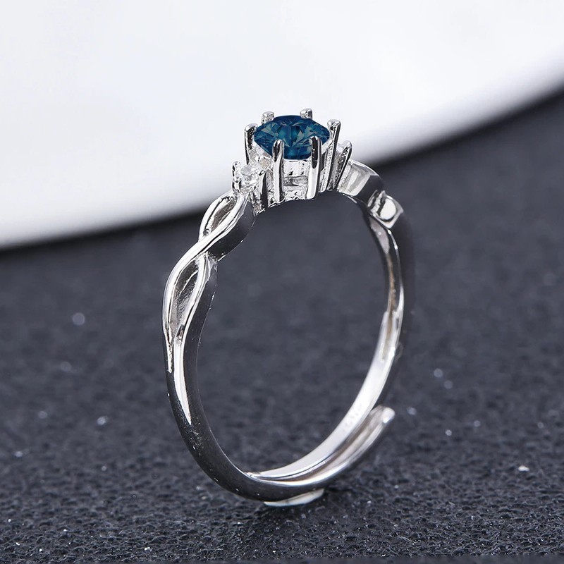 Anillo de compromiso en plata clásico infinito con zafiro
