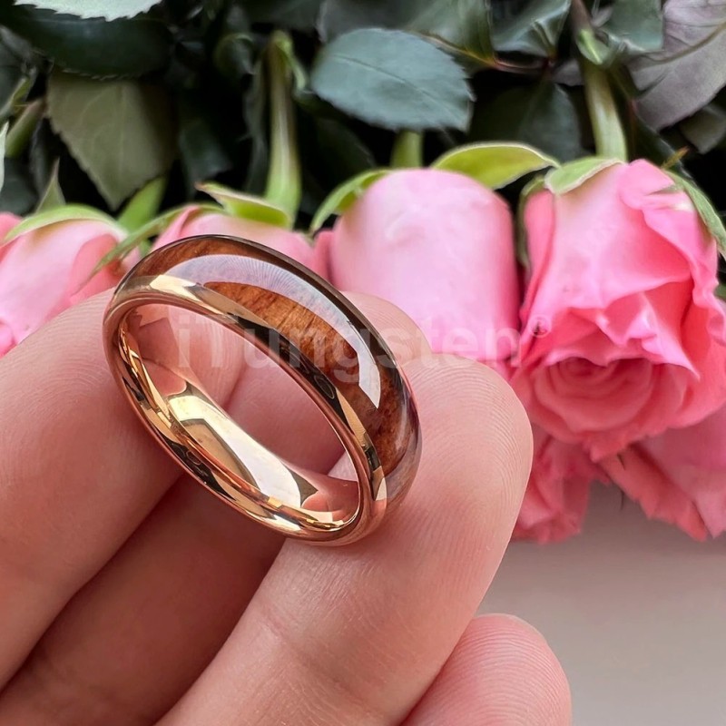 Argollas de matrimonio en tungsteno con franja de madera y acabado brillante con resina