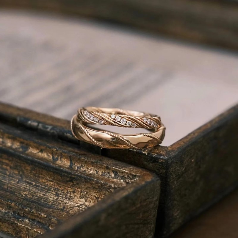 Argollas de matrimonio en oro puro de 9k con acabado satinado tejido