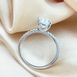 Anillo de compromiso halo eterno de moissanita y baño de oro 18k