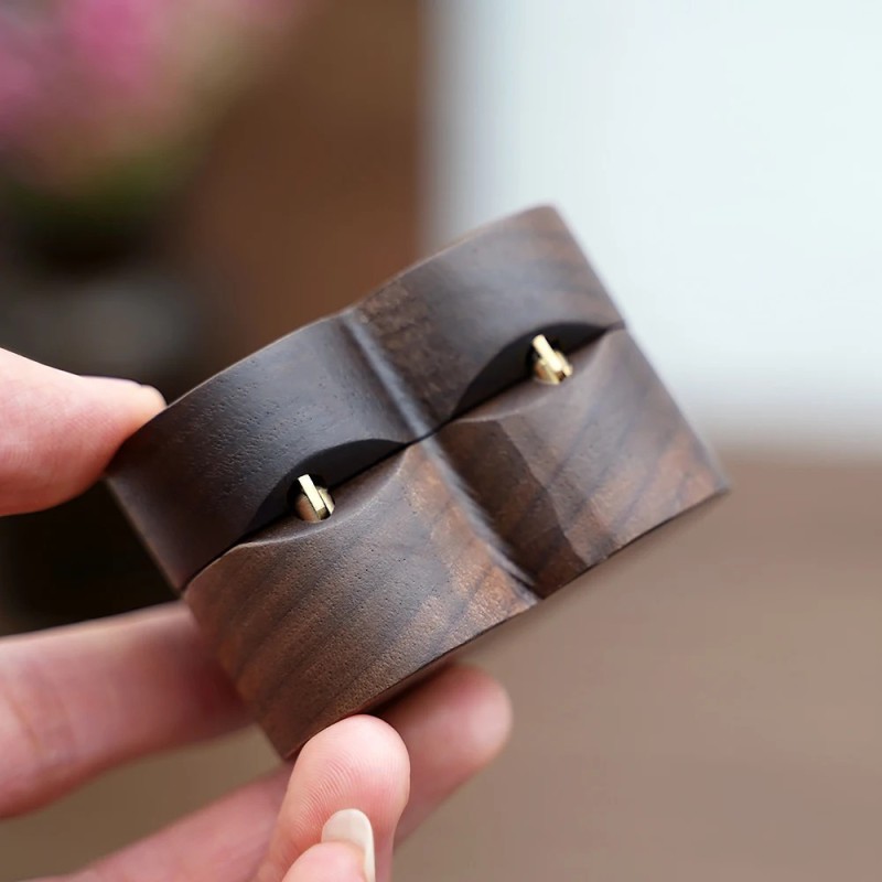 Estuche de madera para anillo de compromiso corazón con grabado personalizado