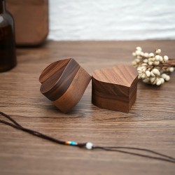 Estuche de madera para anillo de compromiso corazón con grabado personalizado