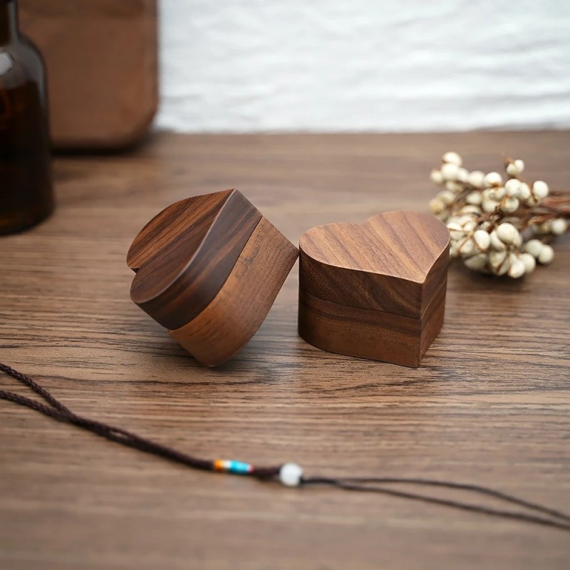 Estuche de madera para anillo de compromiso corazón con grabado personalizado