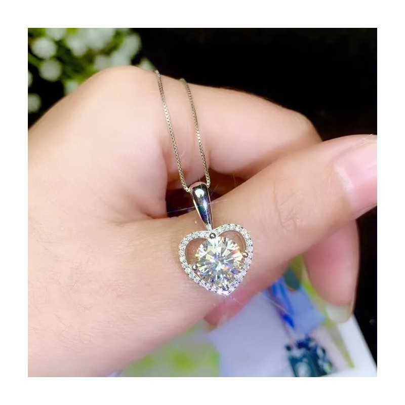 Collar de corazón destello eterno con moissanita en plata