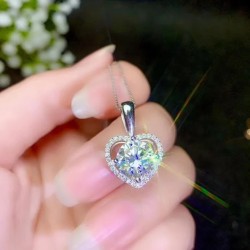 Collar de corazón destello eterno con moissanita en plata