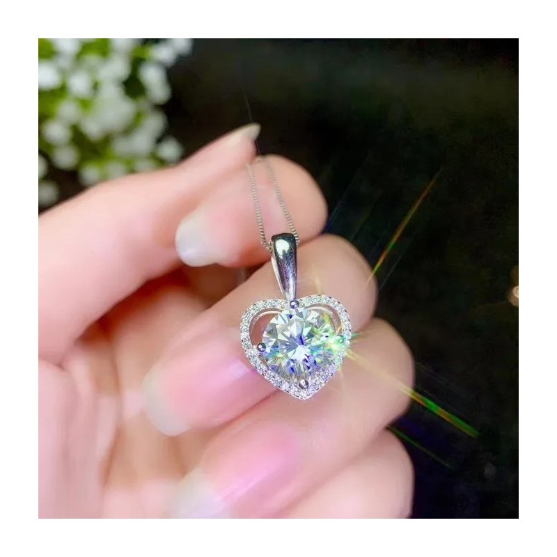 Collar de corazón destello eterno con moissanita en plata