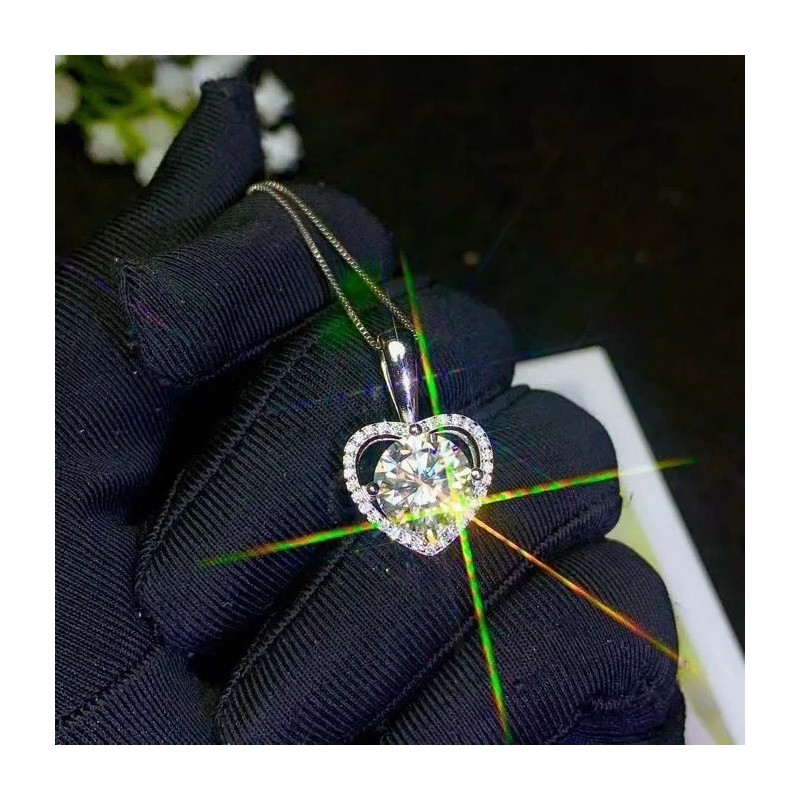 Collar de corazón destello eterno con moissanita en plata