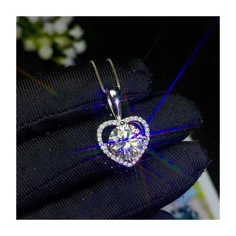 Collar de corazón destello eterno con moissanita en plata