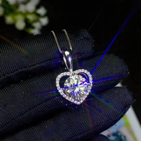 Collar de corazón destello eterno con moissanita en plata