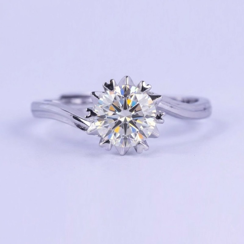 Anillo de compromiso copos de corazon en plata con moissanita